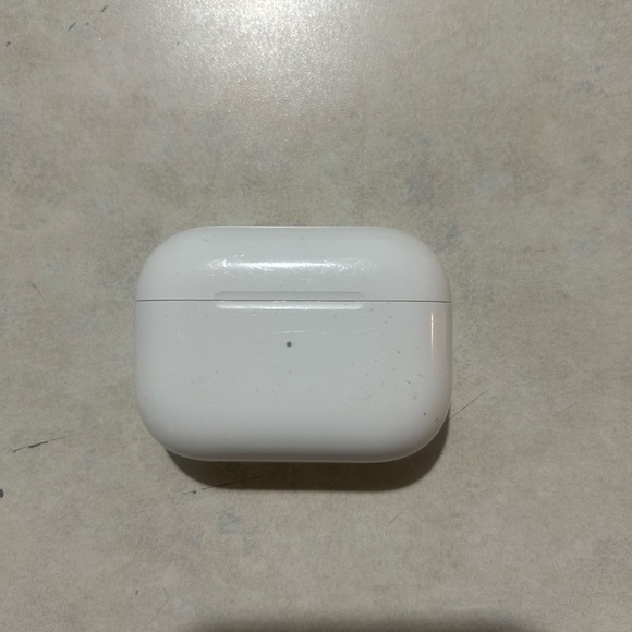 White AirPods Pro case with minor scratches #AirPodsPro - Picture 3 of 3